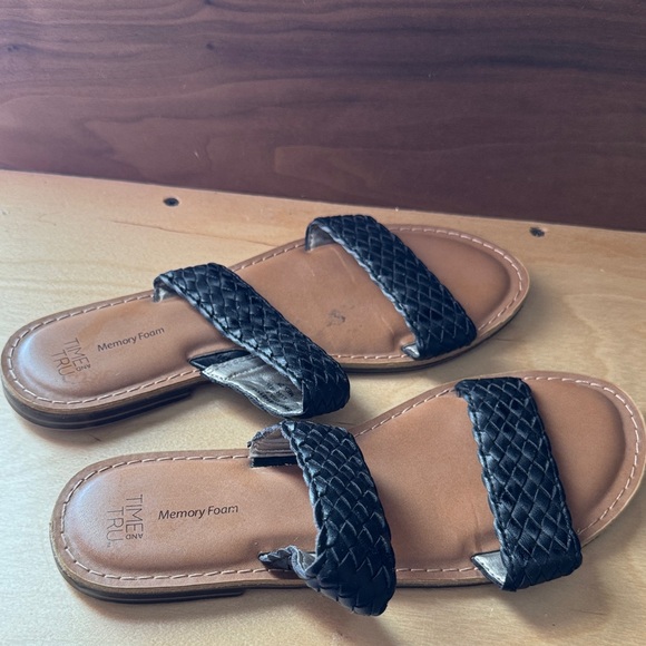 Time and Tru Black Woven Sandals - Picture 1 of 3